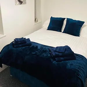Luxury 3 Bed Sleeps 6-8 Blackpool